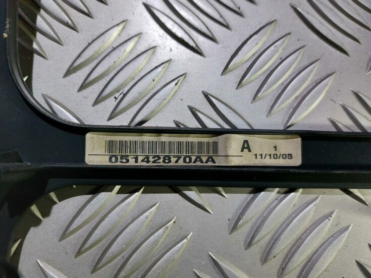 Mērinstrumentu paneļa dekoratīvais rāmis priekš CHRYSLER VOYAGER 2006
