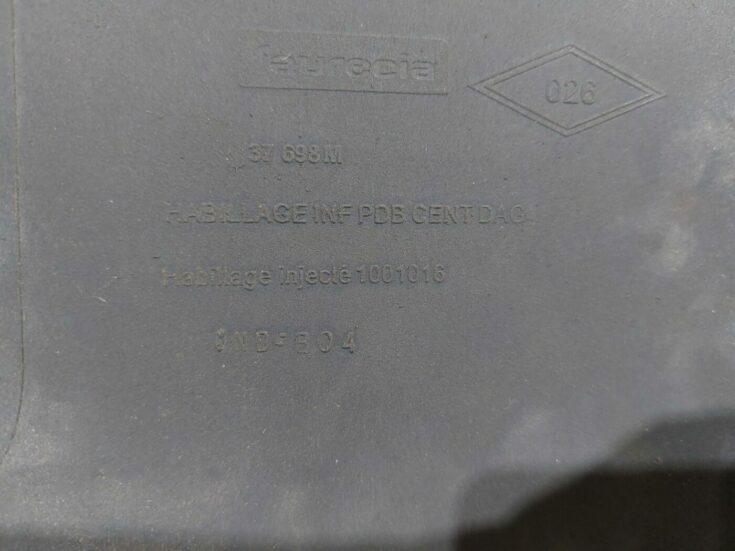 Mērinstrumentu paneļa apdare (zem stūres) priekš RENAULT LAGUNA 2011