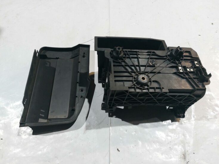 Akumulatora stiprināšanas korpuss priekš RENAULT LAGUNA 2011