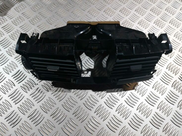 Mērinstrumentu paneļa gaisa vads, centrā priekš RENAULT LAGUNA 2011