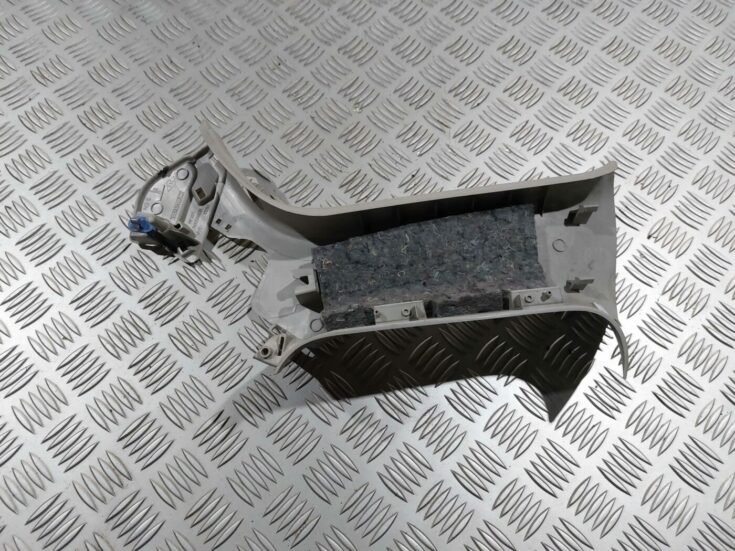 Aizmugurējas salona statnes apdare priekš RENAULT LAGUNA 2011