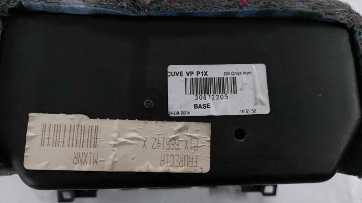 Mantu glabāšanas nodalījums pasažiera pusē priekš VOLVO S40 2004 Black