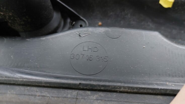 Vējstikla uzlikas (deflektora) režģis priekš VOLVO S40 2004 Black