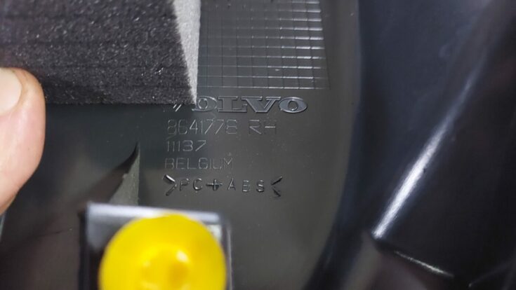 Aizmugurējas salona statnes apdare priekš VOLVO S40 2004 Black