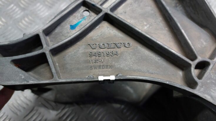 Stūres iekšējais stiprinājums priekš VOLVO S40 2004 Black