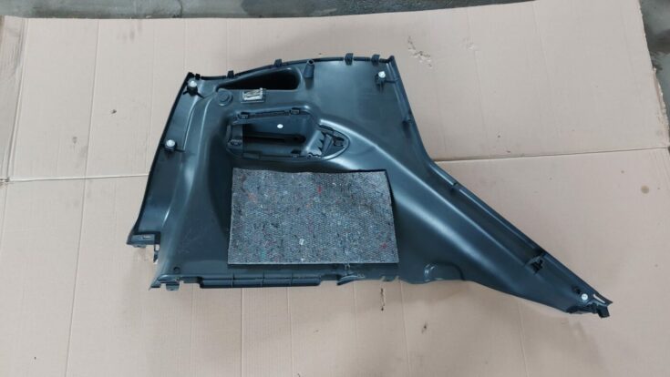 Bagāžnieka nodalījuma sānu apdare priekš MITSUBISHI COLT 2007