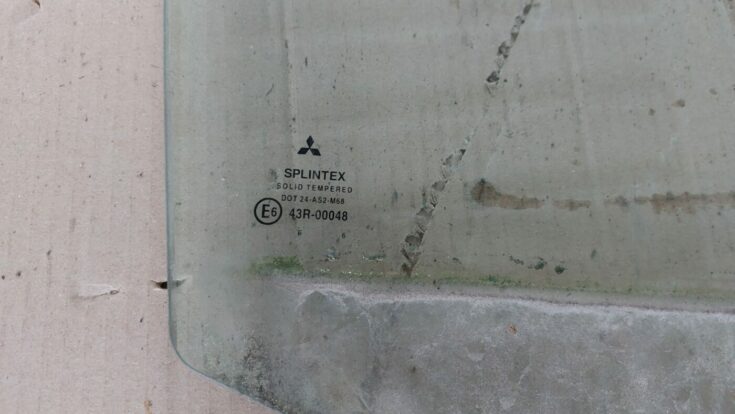 Aizmugurējo labo durvju stikls priekš MITSUBISHI COLT 2007