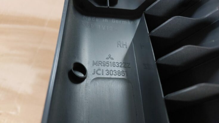Bagažnieka nodalījuma statnes apdare priekš MITSUBISHI COLT 2007