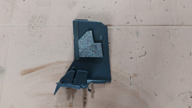 Mērinstrumentu paneļa apdare (zem stūres) priekš MITSUBISHI COLT 2007