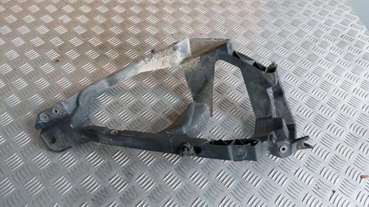 Priekšēja luktura kronšteins priekš MITSUBISHI COLT 2007