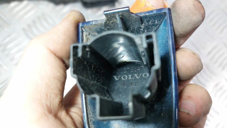 Priekšējāis labais durvju rokturis priekš VOLVO V60 2012