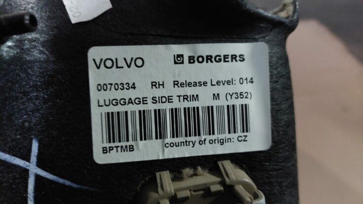 Bagāžnieka nodalījuma sānu apdare priekš VOLVO V60 2012
