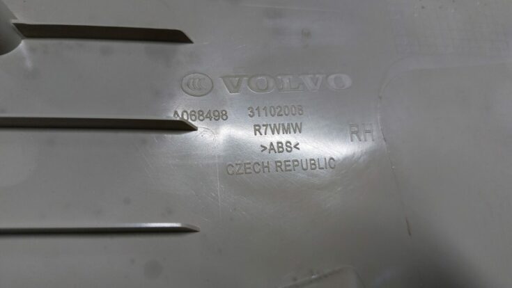 Bagažnieka nodalījuma statnes apdare priekš VOLVO V60 2012