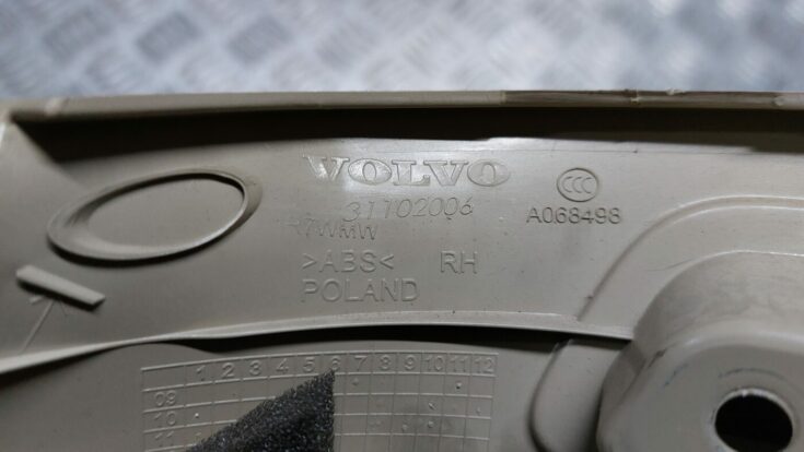 Aizmugurējas salona statnes apdare priekš VOLVO V60 2012