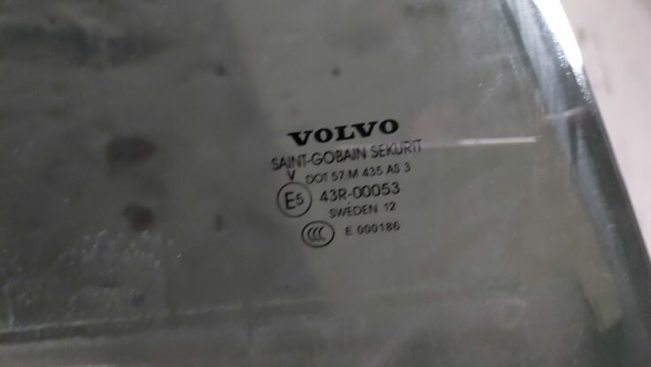 Aizmugurējo labo durvju stikls priekš VOLVO V60 2012