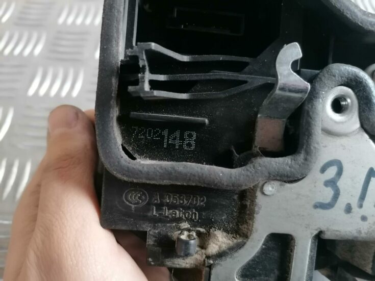 Aizmugurējo labo durvju slēdzene priekš BMW 123 E87 2008 BLACK