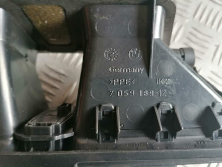 Mērinstrumentu paneļa gaisa vads, centrā priekš BMW 123 E87 2008 BLACK