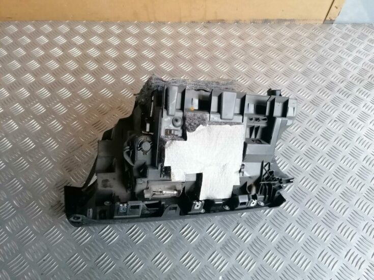 Mantu glabāšanas nodalījums pasažiera pusē priekš BMW 123 E87 2008 BLACK