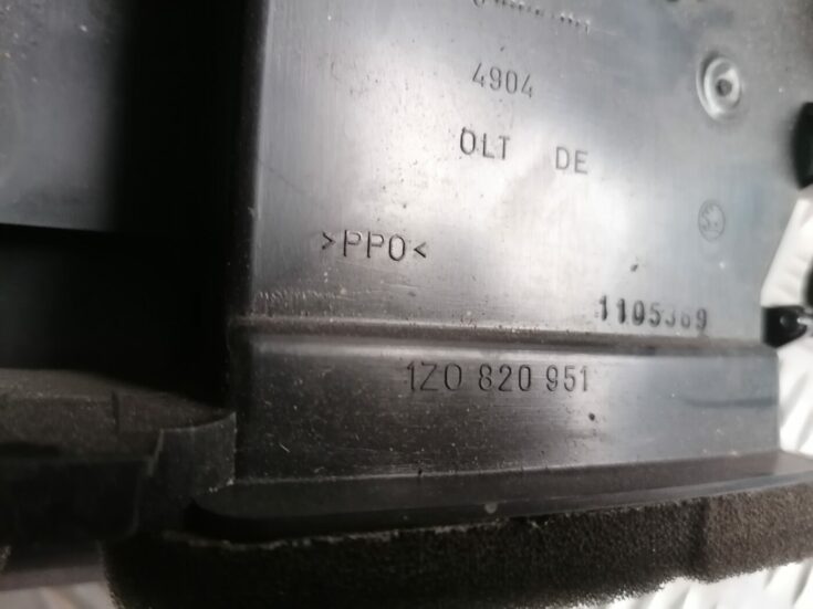 Mērinstrumentu paneļa gaisa vads, centrā priekš ŠKODA OCTAVIA 2006