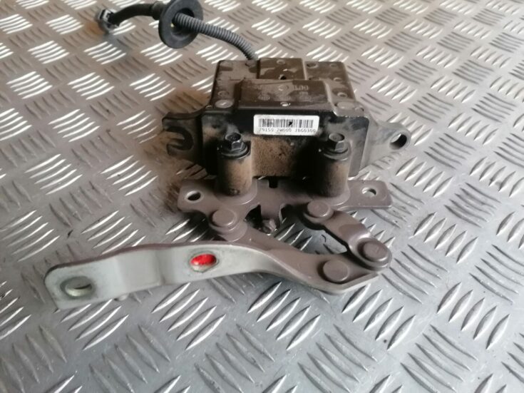 Pārsega eņģe, pa kreisi priekš HYUNDAI SANTA FE 2013-2017 791502W000