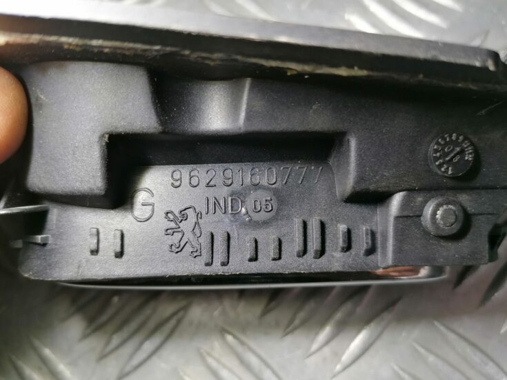 Salona durvju rokturis, aizmugures kreisais priekš PEUGEOT 607 2010
