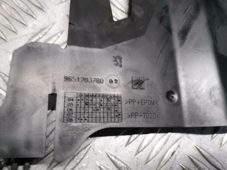 Ieplūdes gaisa deflektors, pa labi priekš PEUGEOT 607 2010