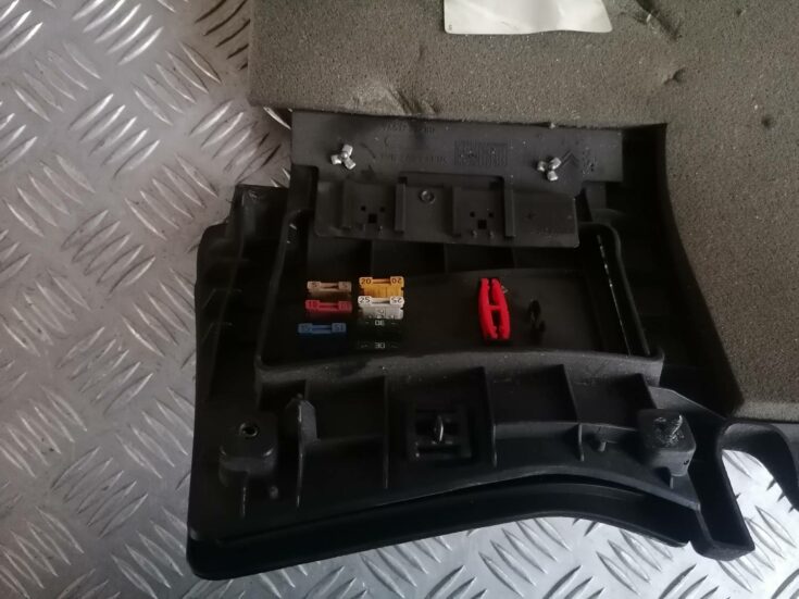 Mērinstrumentu paneļa apakšēja apdare priekš PEUGEOT 607 2010