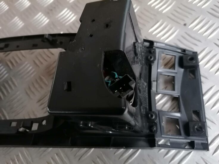 Centrālās konsoles dekoratīvais rāmis priekš PEUGEOT 607 2010