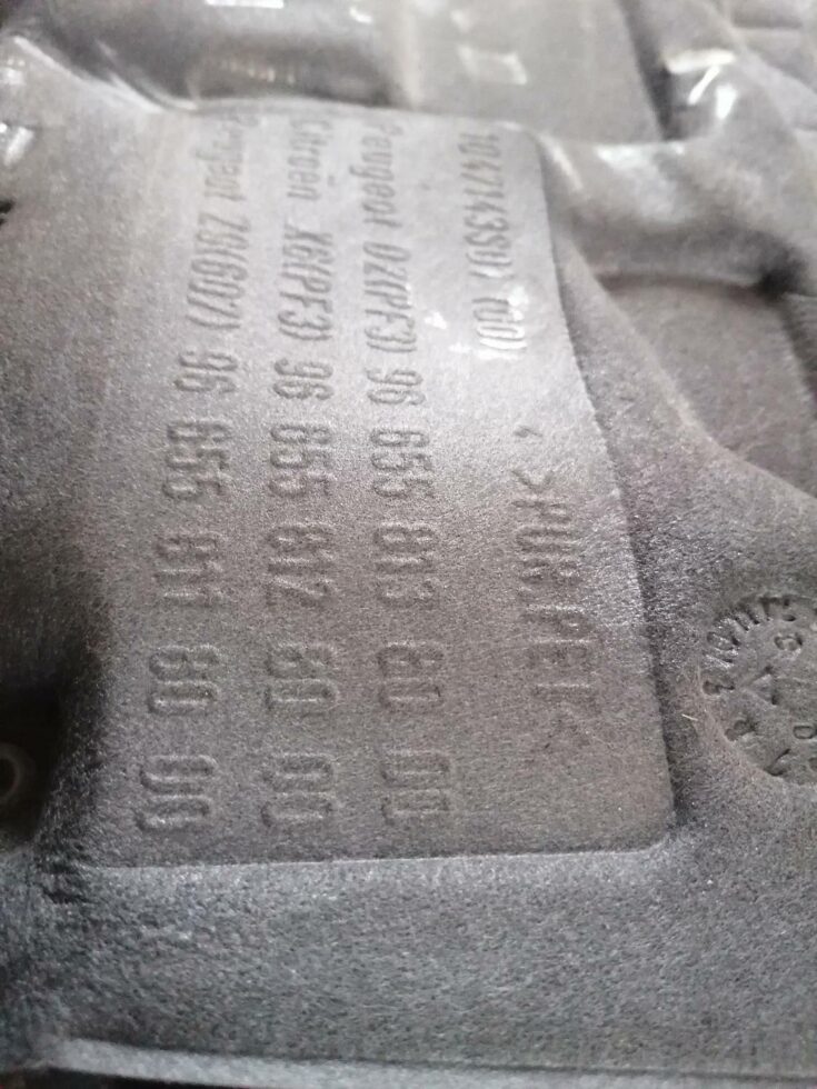 Dzinēja dekoratīvais vāks priekš PEUGEOT 607 2010