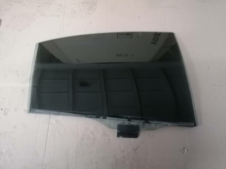 Aizmugurējo labo durvju stikls priekš PEUGEOT 607 2010