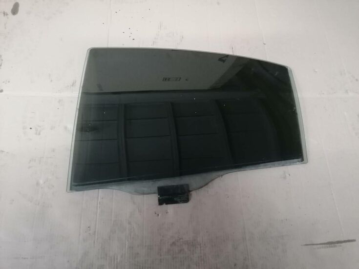 Aizmugurējo kreiso durvju stikls priekš PEUGEOT 607 2010