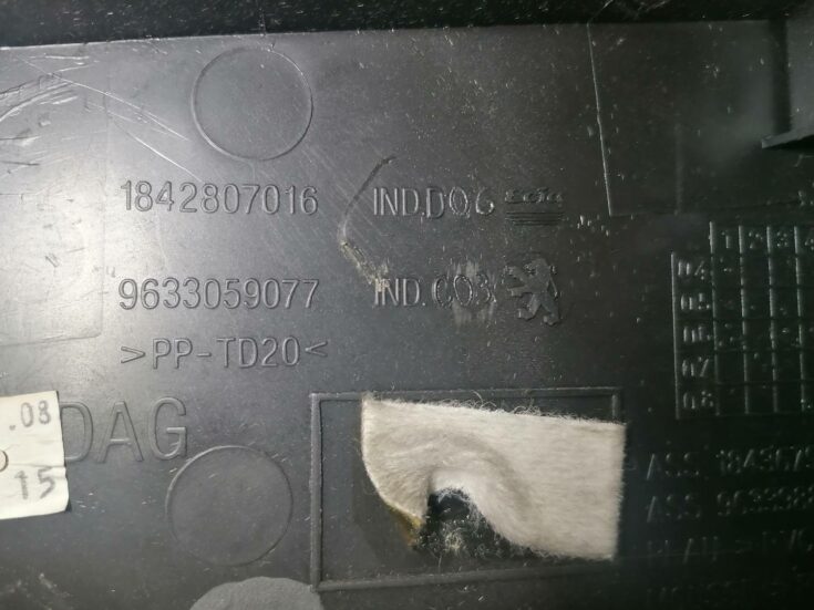 Mantu glabāšanas nodalījums pasažiera pusē priekš PEUGEOT 607 2010