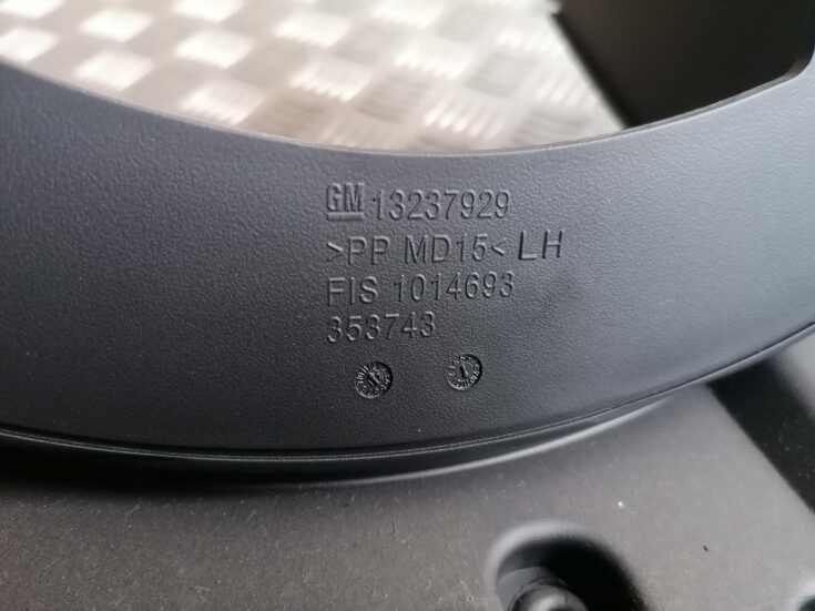 Mērinstrumentu paneļa apdare (zem stūres) priekš OPEL INSIGNIA SPORTS TOURER 2013