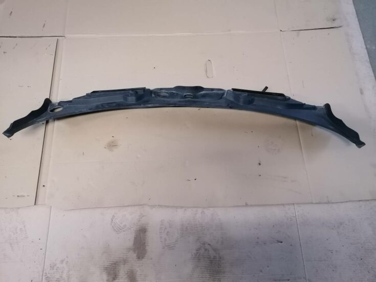 Vējstikla uzlikas (deflektora) režģis priekš BMW 318D E91 2008 TOURING