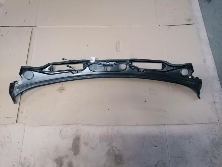 Vējstikla uzlikas (deflektora) režģis priekš BMW 318D E91 2008 TOURING