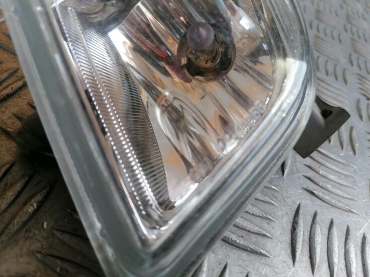 Miglas lukturis priekšā labajā pusē priekš MAZDA 6 2007