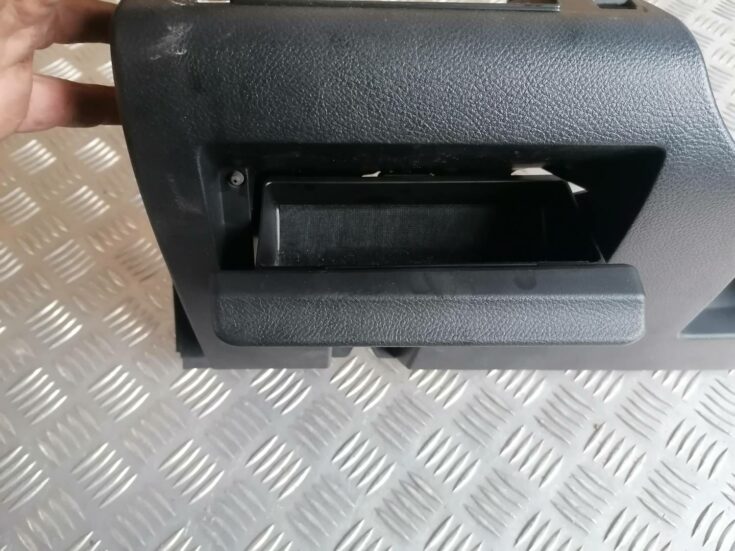 Mērinstrumentu paneļa apdare (zem stūres) priekš MAZDA 6 2007