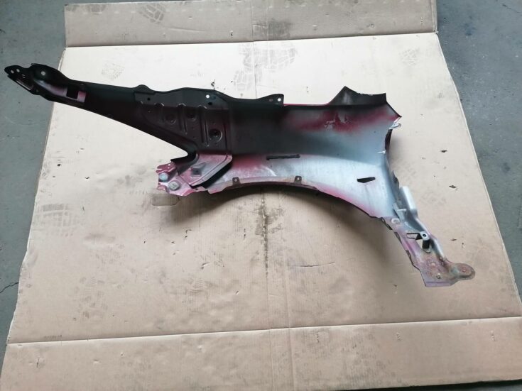 Priekšējais labais spārns priekš MAZDA 6 2007