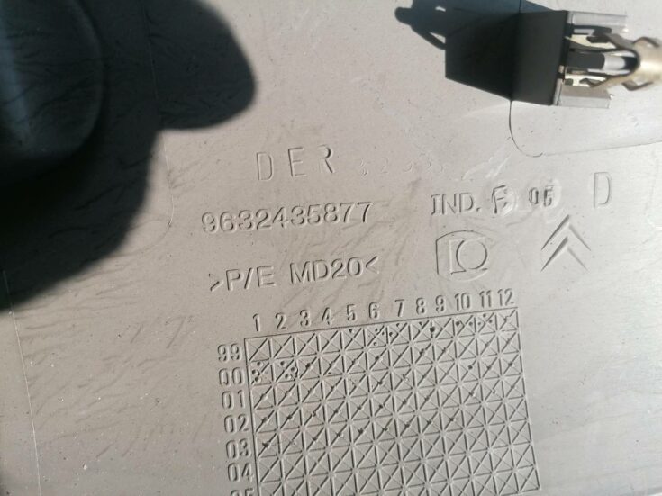 Aizmugurējas salona statnes apdare priekš XSARA PICASSO 2003