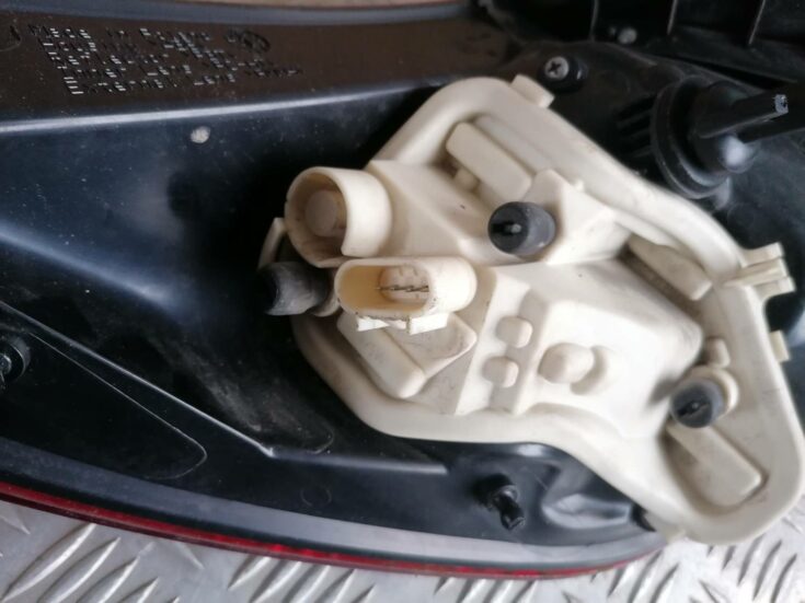 Aizmugurējais labais lukturis priekš OPEL ASTRA J 2012