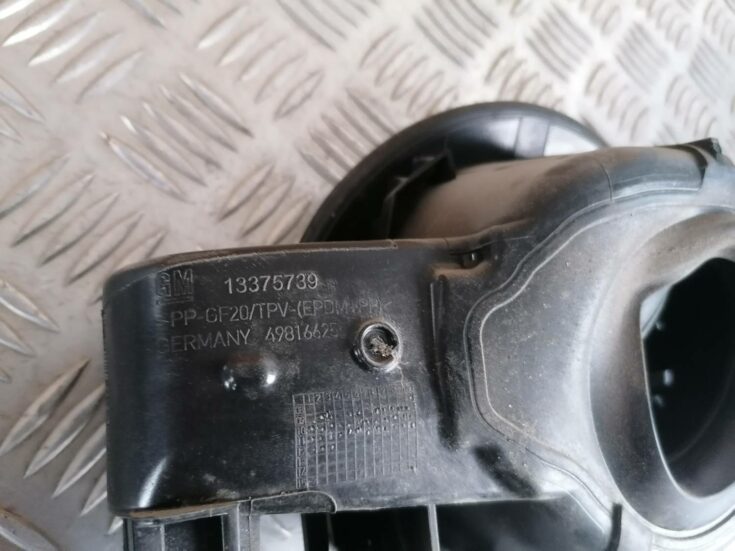 Degvielas tvertnes vāks priekš OPEL ASTRA J 2012