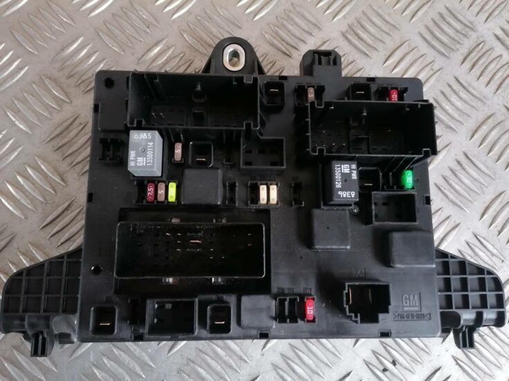 Drošinātāju relejas kaste priekš OPEL ASTRA J 2012