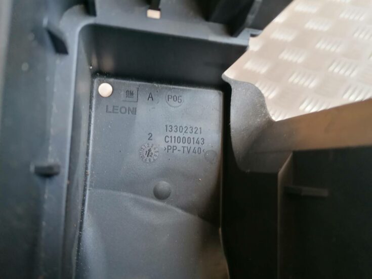 Drošinātāju kārbas korpuss priekš OPEL ASTRA J 2012