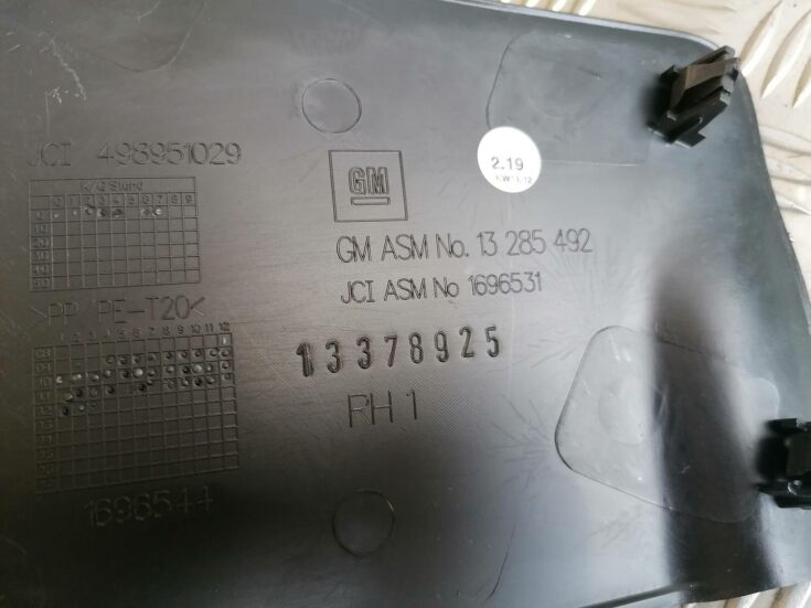 Centrālās konsoles (apdares) sānu panelis priekš OPEL ASTRA J 2012