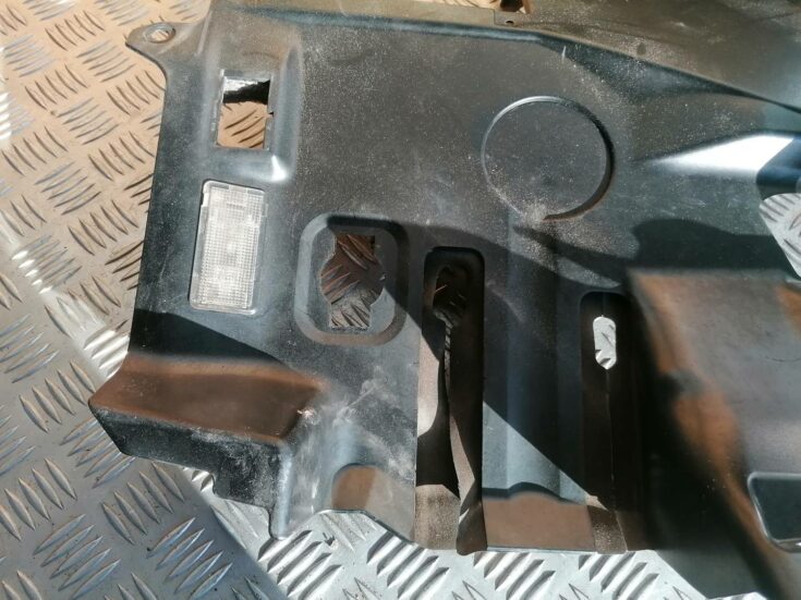 Mērinstrumentu paneļa apakšēja apdare priekš BMW 318D E46 2002 SEDAN
