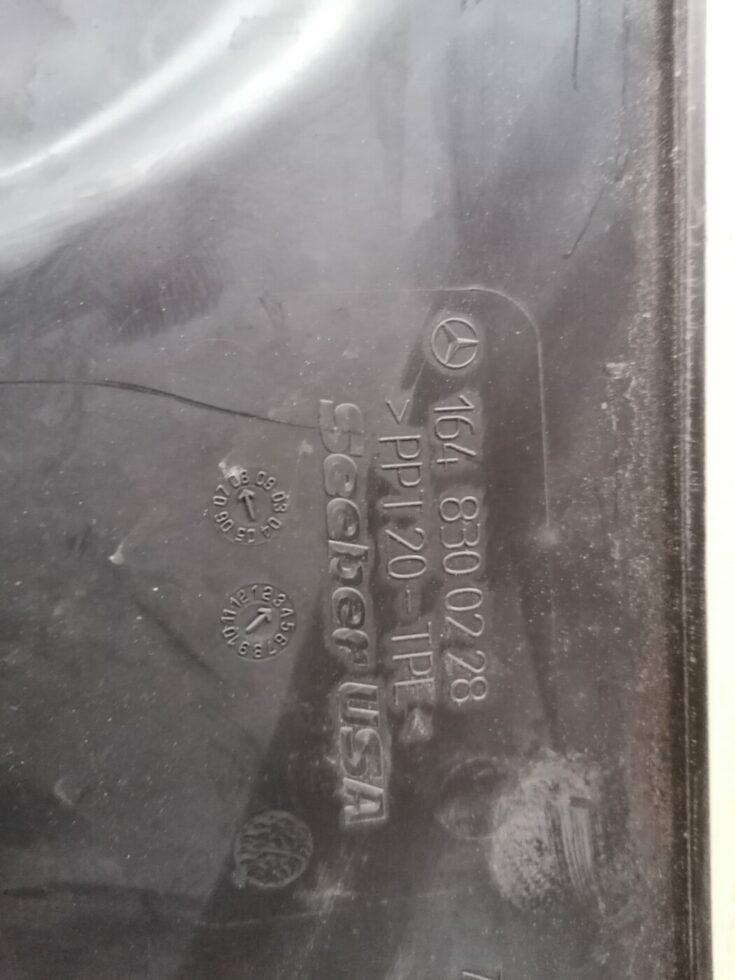 Vējstikla uzlikas (deflektora) režģis priekš MERCEDES BENZ ML280 2008 OBSIDIAN BLACK