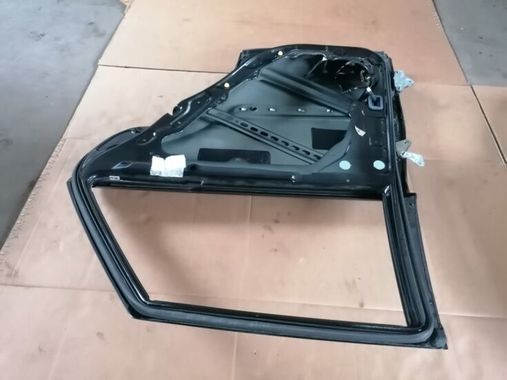 Aizmugurējās labās durvis priekš MERCEDES BENZ ML280 2008 OBSIDIAN BLACK