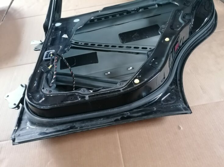 Aizmugurējās labās durvis priekš MERCEDES BENZ ML280 2008 OBSIDIAN BLACK