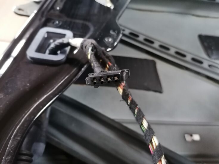 Aizmugurējās labās durvis priekš MERCEDES BENZ ML280 2008 OBSIDIAN BLACK