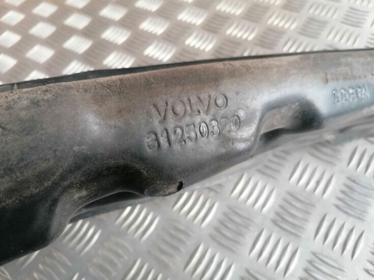 Ieliktņis starp spārnu un durvīm priekš VOLVO V70 2009
